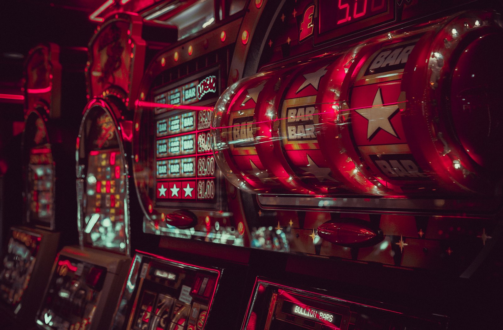 Spielbank mit Roulette-Tischen und Automaten